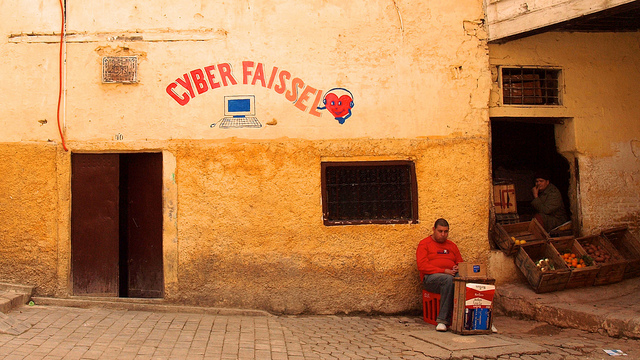 Vendores wait for clientele next to an Internet cafe inside the medina of Fez, Morocco (@torrenegra).